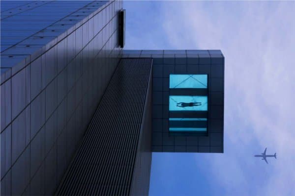 holiday inn pudong kangqiao cantilever pool