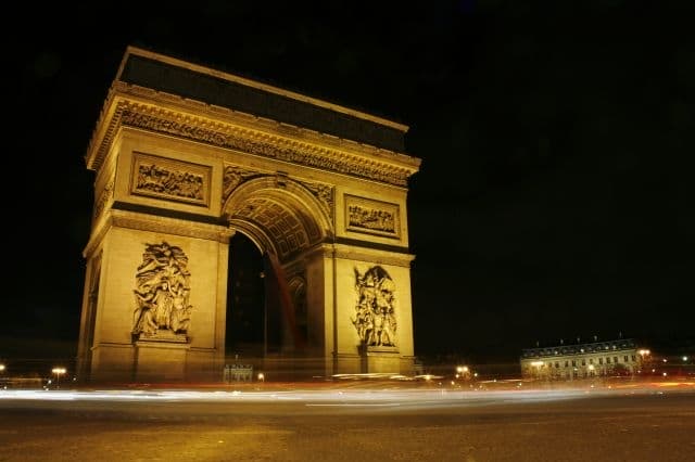 arc de triomphe by night