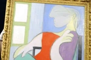 Femme assise pres dune fenetre