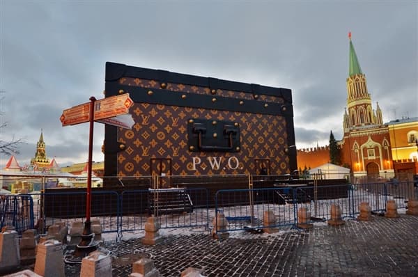 giant Louis Vuitton suitcase in Moscow