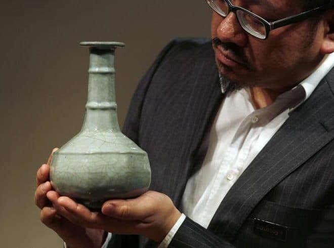 Chinese Guan Vase