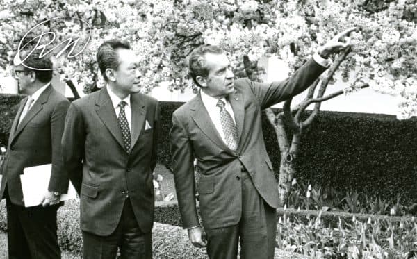 From the Richard Nixon archives, Mr. Lee Kuan Yew in a suit. Notice how it is not "boxy" like most other modern politicians? Again, note the pocket square, puff fold no less.