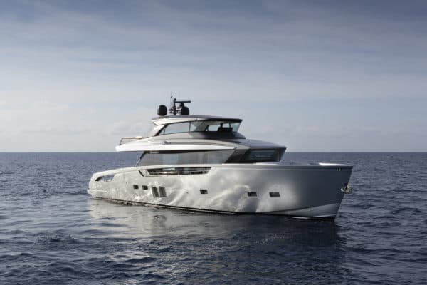 The first hull of the Sanlorenzo SX76 has arrived in Hong Kong
