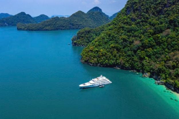 Lady E anchoring in a picturesque bay; Photo: Burgess