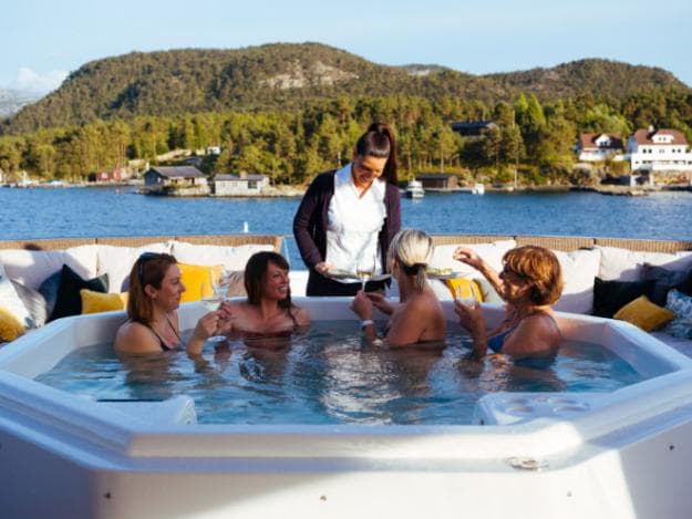 A glass of champagne in the jacuzzi is an ideal way to unwind at the end of the day, especially in Norway’s summer when it remains light most of the time