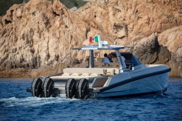 With tilting outboards, the effective draft of the 48 Wallytender X can be reduced to 70cm at full load when the engines are lifted