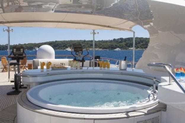 Azul V's popular outdoor features include a jacuzzi on the sundeck