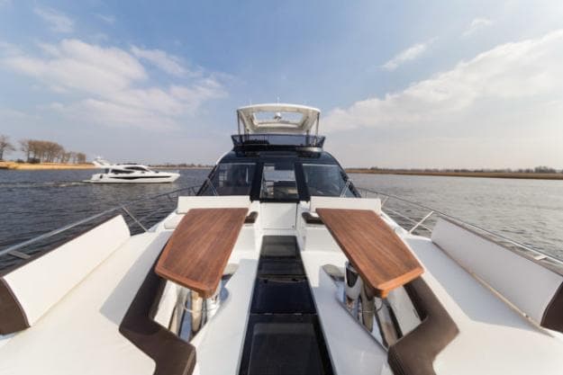 The 640 Fly features an innovative windscreen door and walk-through foredeck