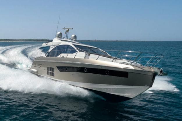 Azimut sold an S6 during its first e-boat show