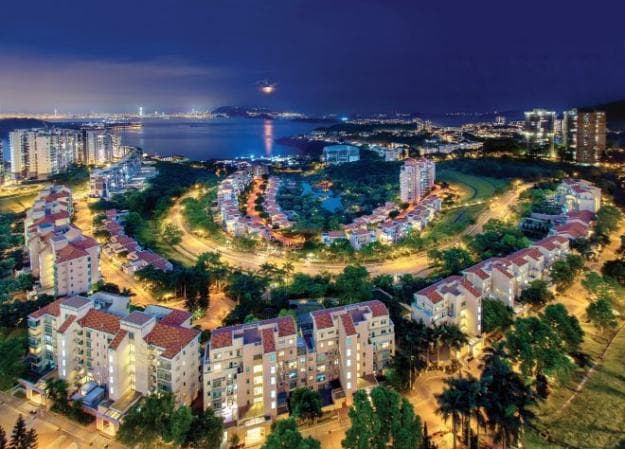 Discovery Bay at night; Lantau Yacht Club members are provided access to many of the facilities in Discovery Bay, including sports clubs and a hotel