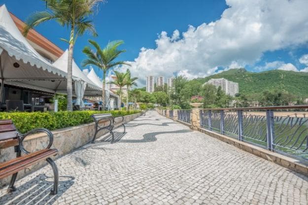 Located by the Discovery Bay ferry pier, the D’Deck alfresco dining area has a view of Tai Pak Beach and the bay