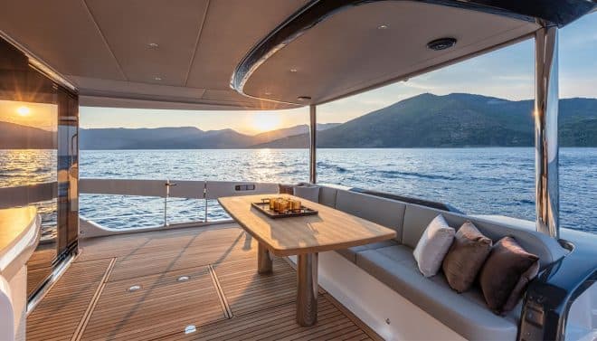The cockpit benefits from lateral openings under the gunwale and offers retractable sunshades