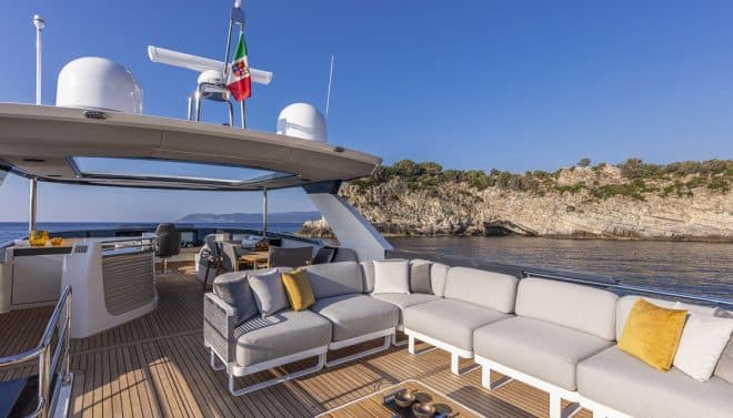 The flybridge, also available in an enclosed version, benefits from modular furniture