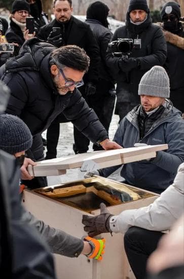 Niclas Castello and his team setting up the gold cube in Central Park.