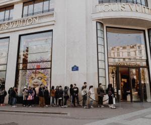 crowd outside LV paris store