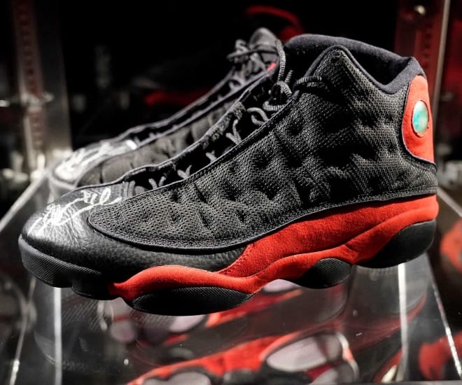 Jugar con revolución Significado NBA Icon Michael Jordan's Air Jordan 13 Sold for US$2.2 Million