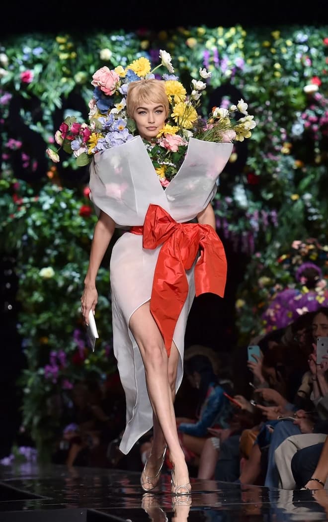 GIGI HADID BOUQUET DRESS BOUQET OF FLOWERS DRESS BOUQUET WRAP DRESS JEREMY SCOTT MOSCHINO SPRING SUMMER 2018