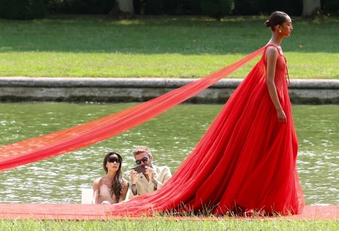 JACQUEMUS 2023 FALL 2023 VERSAILLES DAVID BECKHAM VICTORIA BECKHAM RIVER POND BOAT  RUNWAY 