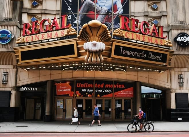 A closed Regal movie theater in New York. Regal and other Cineworld chains have endured months of empty theaters during the coronavirus pandemic.
PHOTO: SPENCER PLATT/GETTY IMAGES