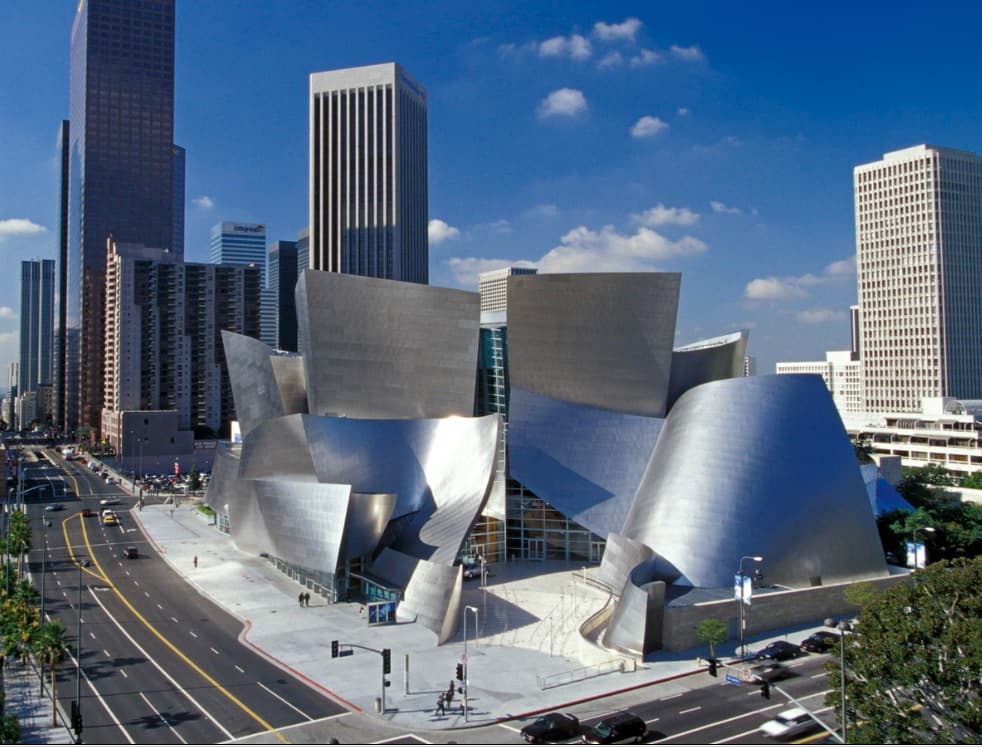 El Walt Disney Concert Hall de Los Ángeles, terminado en 2003, fue diseñado por Frank Gehry. Imagen: Archdaily.