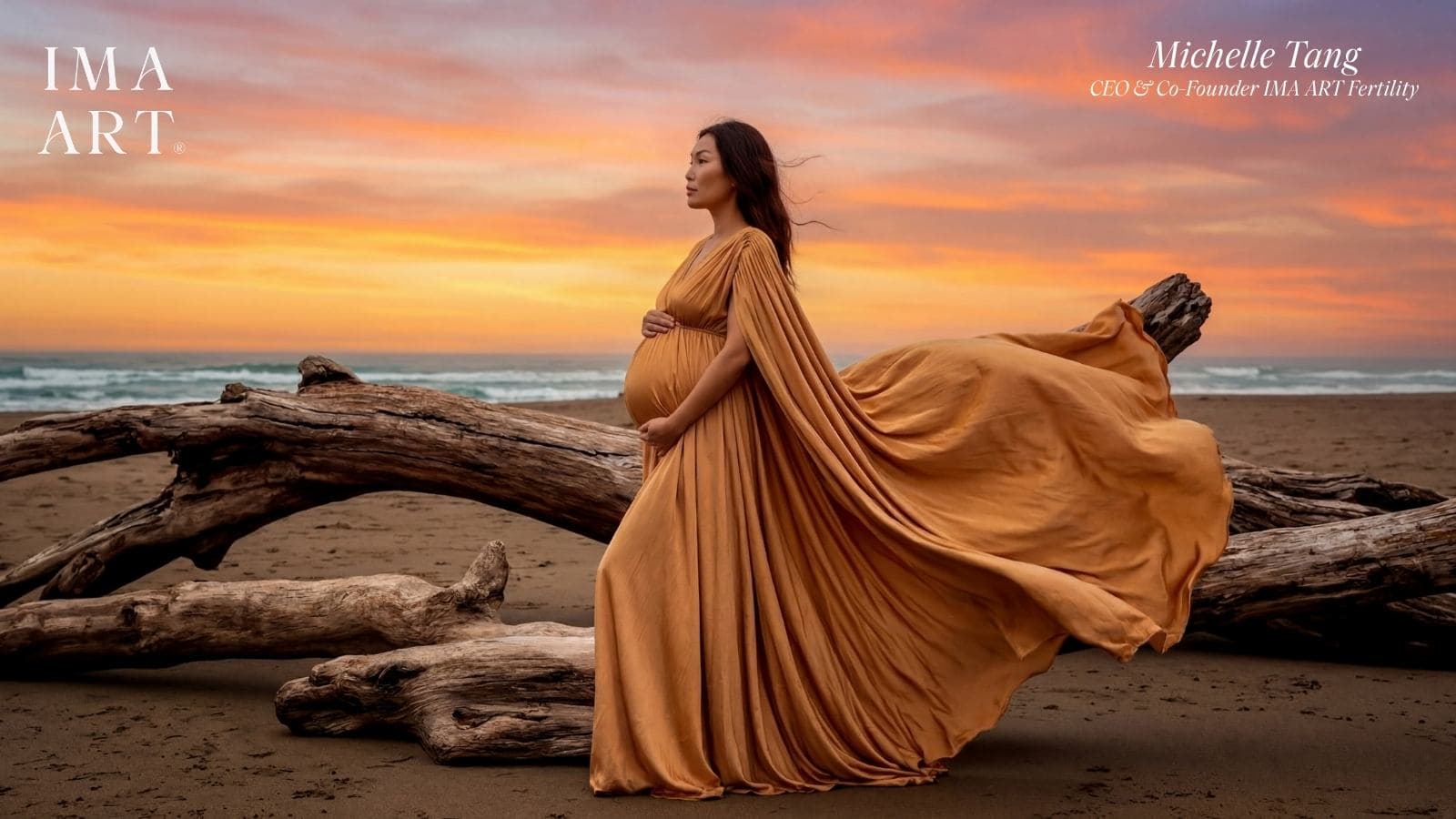 Michelle Tang con un vestido premamá dorado al atardecer que simboliza la alta fertilidad