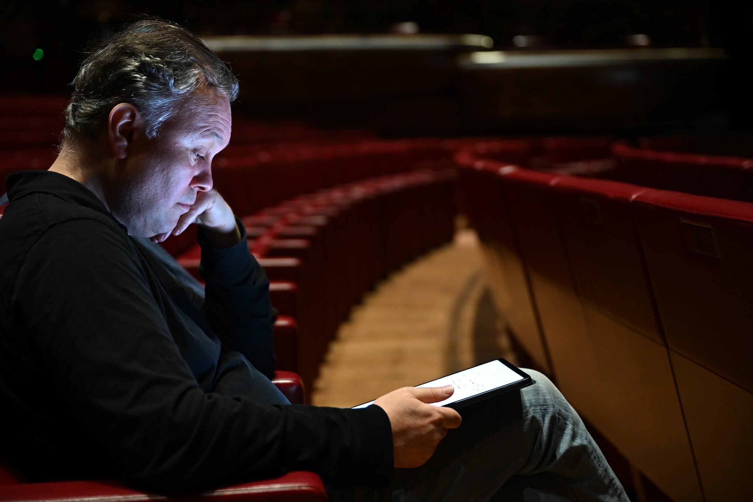 Alexey Shor trabajando en material musical.