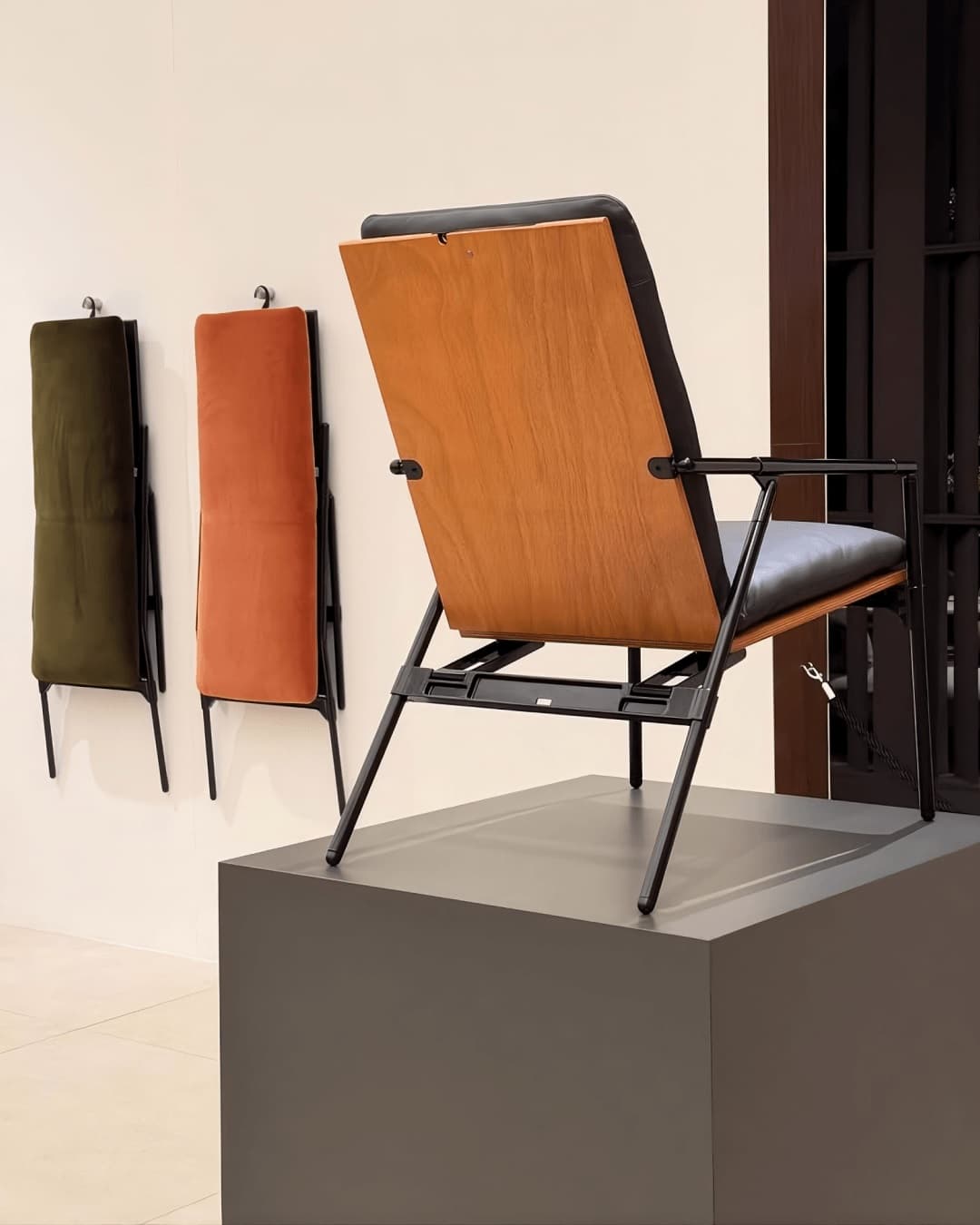 El plegado de Richard Sapper "nena" La silla, diseñada en 1984, regresó al Salone 2026. Imagen: B&B Italia.