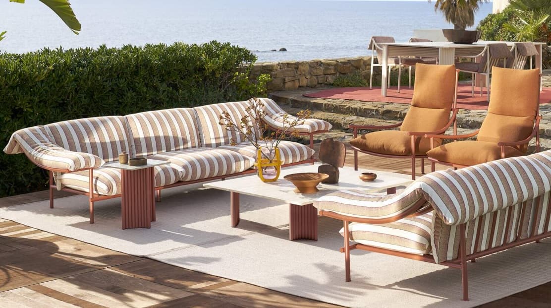 Sistema de sofás de exterior "Vidalenta" diseñado por Patricia Urquiola. Imagen: Cassina.