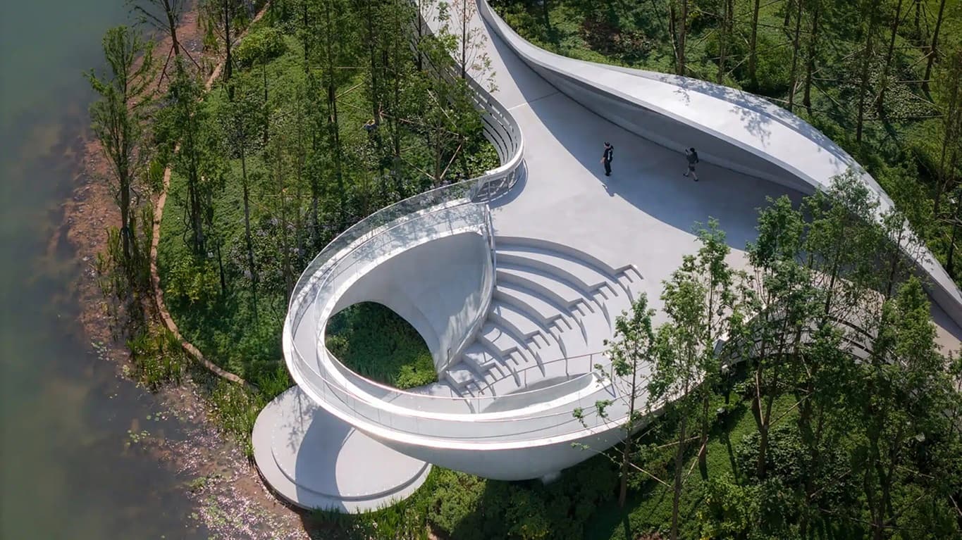 Este impresionante teatro al aire libre está situado en unos jardines cuidados y laberínticos. Imagen: ArchUp.Net