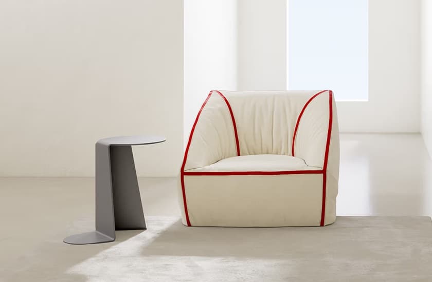 Sillón 'Crease' con costuras vistas en rojo. Imagen: Meritalia. 