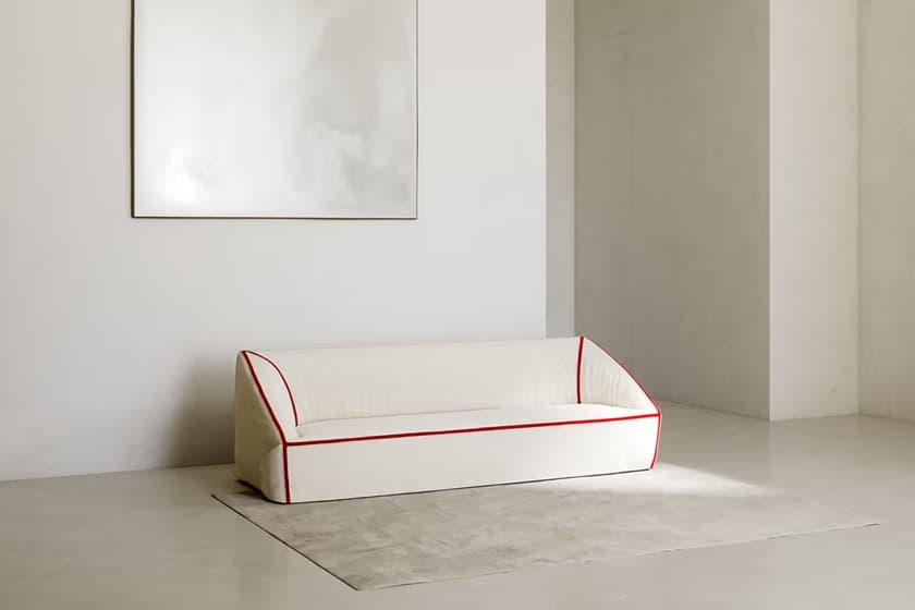 Sofá 'Crease' con costuras rojas expuestas. Imagen: Meritalia.