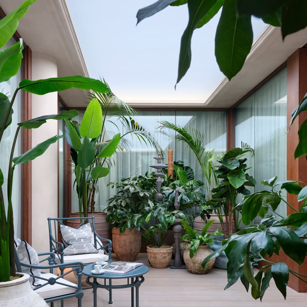 Lo creas o no, esta es una habitación del sótano de la Garden Suite donde se simula la luz del día con una iluminación especial. Imagen: Dezeen.