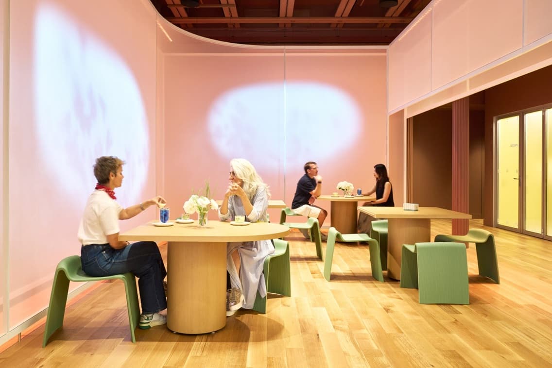 También hay espacios para que los clientes tomen una taza de té. Imagen: Dezeen.