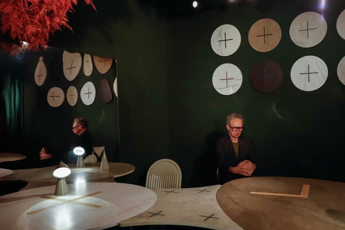 Tom Dixon con sus mesas 'Axis' en su evento durante la Semana del Diseño de Milán 2026. Imagen: Cosentino. 