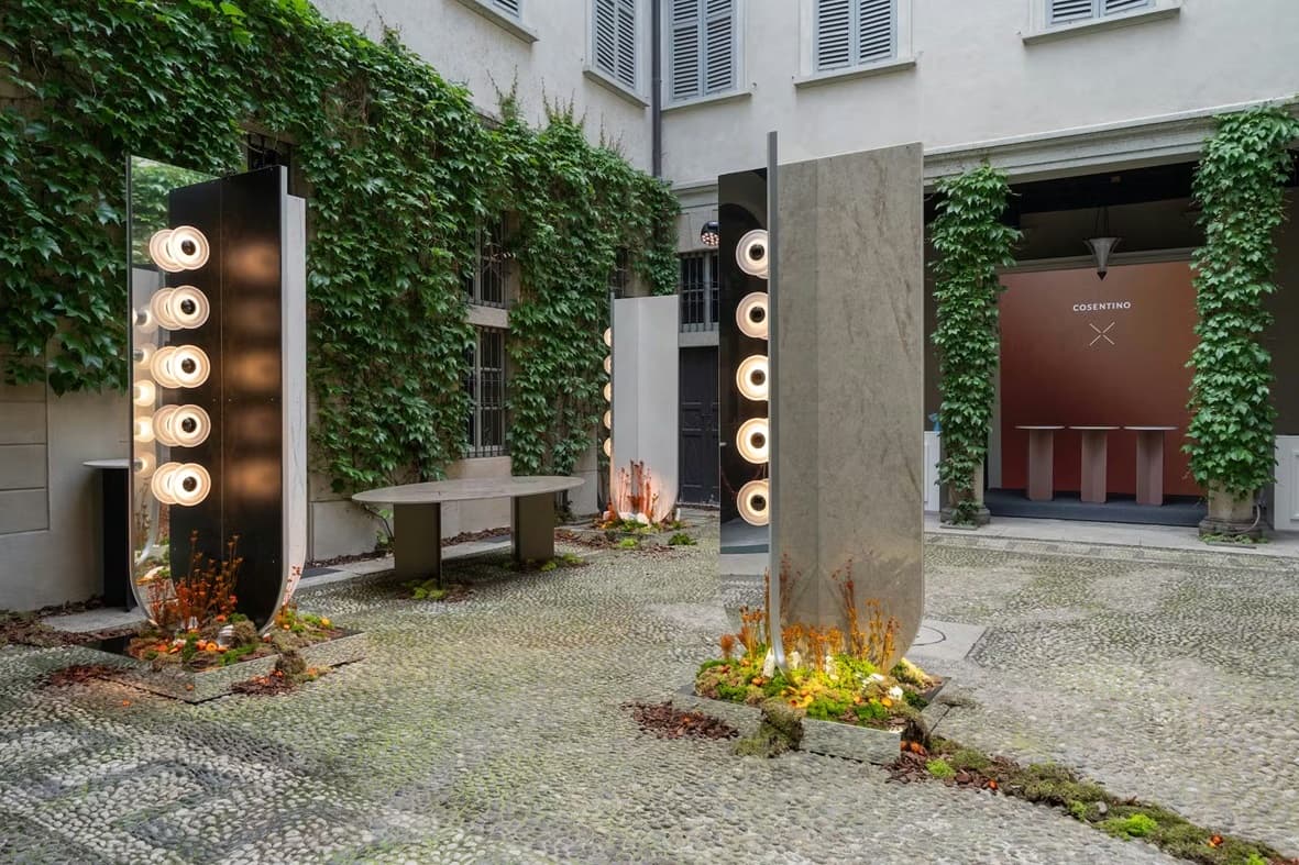 Tom Dixon con sus mesas 'Axis' en su evento durante la Semana del Diseño de Milán 2026. Imagen: Cosentino. 