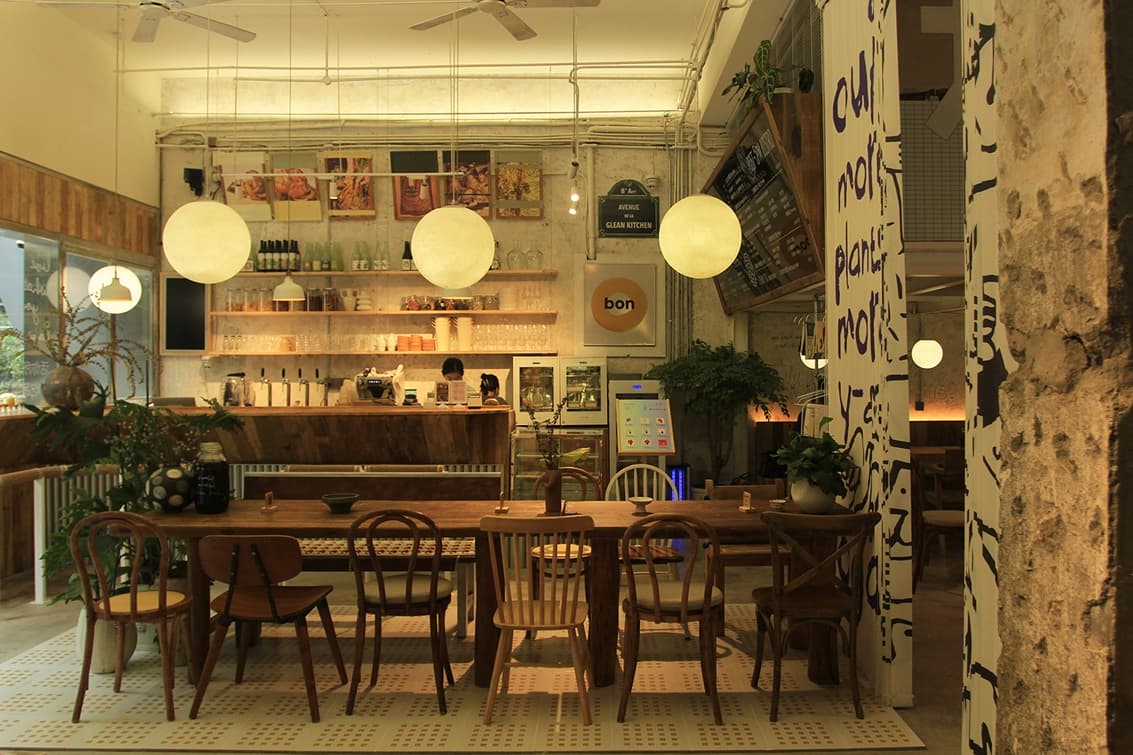 Un espacio liderado por la comunidad para que las personas tomen un café, estudien, compren mercancías o expongan sus creaciones. Imagen: architizer-prod.imgix.net