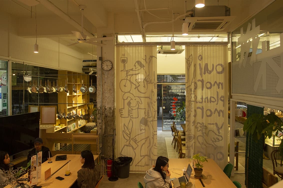 Largos bancos y mesas invitan a la gente a socializar. Imagen: architizer-prod.imgix.net