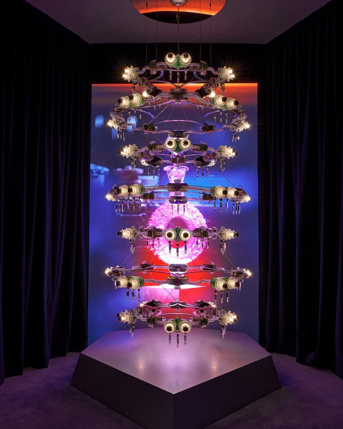 Bethan Laura Wood posando con su lámpara modular de inspiración gótica de ciencia ficción para Baccarat. Imagen: Dezeen.