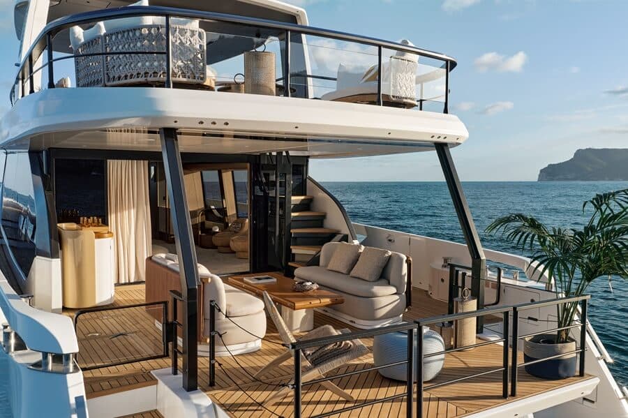 When the Deck2Deck™system is deployed, the cockpit offers a walkaround social zone centred around the facing sofas and high-low table