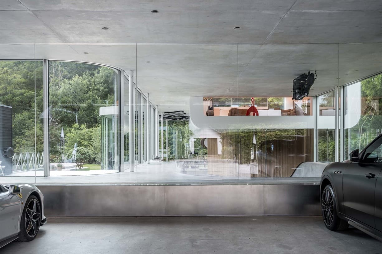 The home offers sinuous floor-to-ceiling glass windows to flaunt the home and its garage. Image: www.thepinnaclelist.com