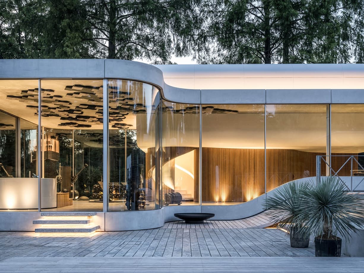 The home's sprawling gardens cradle the home's expansive living areas. Image: www.thepinnaclelist.com